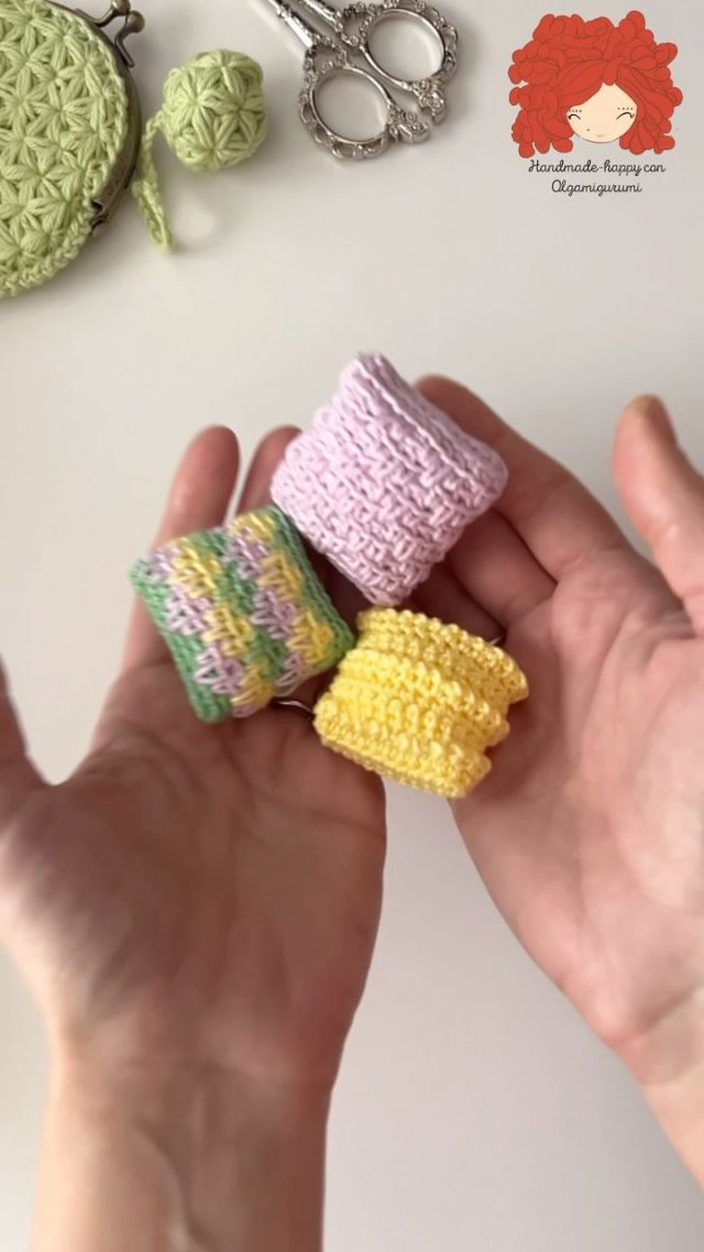 Mini cojines coloridos ☺️ ¿pondrías unos cuantos así pero grandes en tu casa? 😁 yo sí #olgamigurumi #crochet #miniature