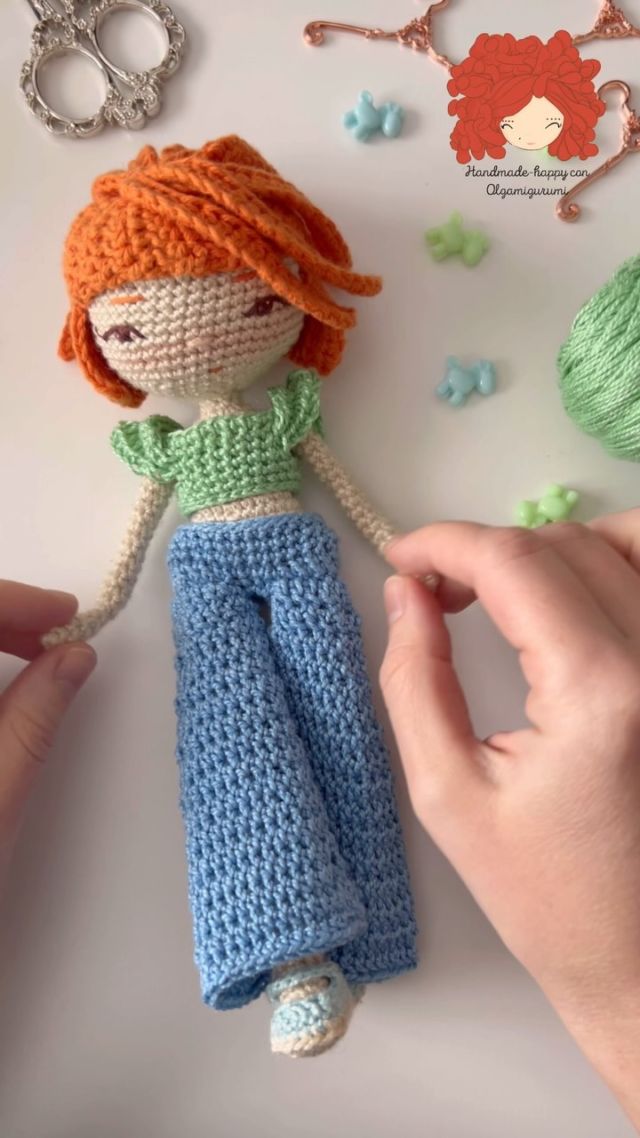 Emilie con su nueva ropa sin bolsillos 😁 y le encanta 🤗 teje conmigo en YouTube ❤️#olgamigurumi #dolls #handmade #crochet