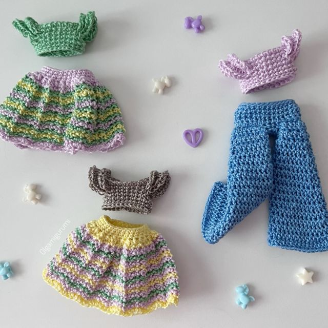 Teje un top lindo y sencillo a ganchillo para tus muñequitas 🌷 el tutorial está disponible en mi canal de YouTube ❤️ #olgamigurumi #crochet #fordolls #ganchillo #dollclothes