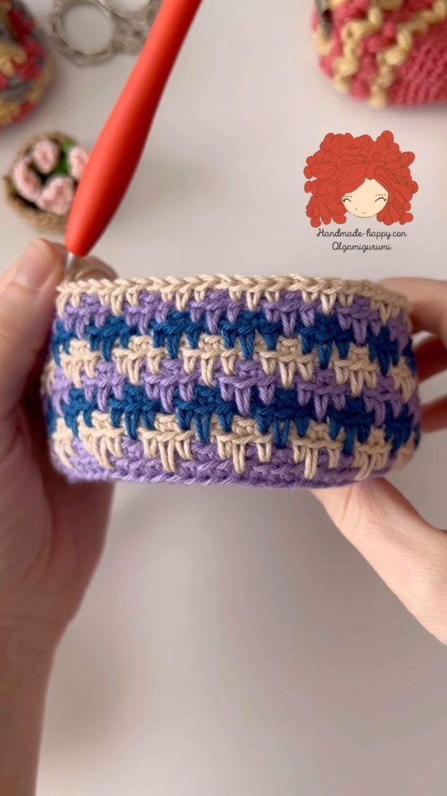 Enamorada de esos monederos estilo vintage 😍🥰💙 puedes aprender a tejer este punto espiga conmigo en Skillshare 🙌🏻 #olgamigurumi #crochet #crochetstitch #monedero #coinpurse