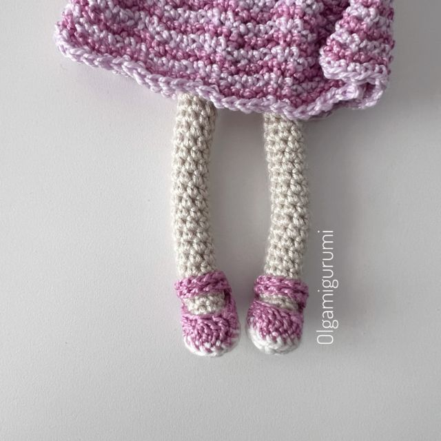 ¿¿Quién estaba esperando el tutorial?? 🙌🏻 Ya está disponible en mi canal ❤️ Disfruta tejiendo y comparte tu trabajo en instagram etiquetando @olgamigurumi 🌸 #olgamigurumi #dollshoes #crochet