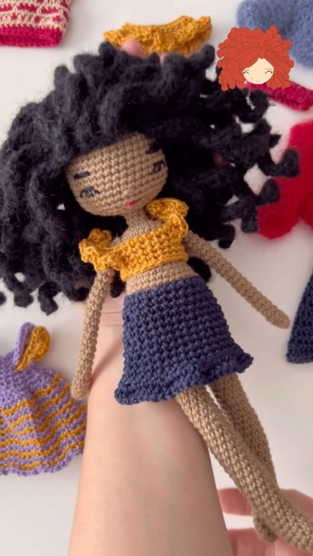 Esta falda es súper simple y súper linda y está disponible en handmade-happy.com en la sección Patrones Gratuitos 🤗 #olgamigurumi #amigurumidoll #dollfashion #dollclothes #dollfashion #crochet