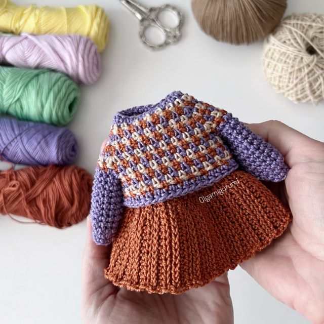 Tejiendo el Mora puedes añadir diferentes texturas y colores 💜🤎 #olgamigurumi_crochet #crochet #dollclothes #dollmaking