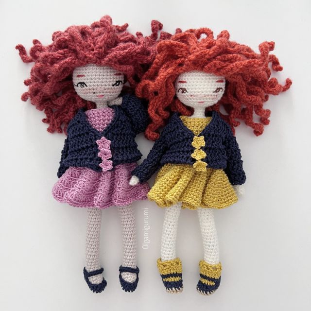 AmiguruMay 2024. Día 3. Foto de grupo ❤️ Estás dos hermanitas os mandan un abrazo y os desean feliz finde 🙌🏻🌷
#amigurumay2024 
#amigurumay2024day3 
#olgamigurumi #amigurumidoll #handmadedolls #crochet #handmadehappy