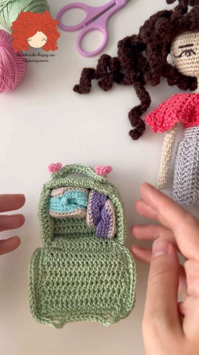 Vamos a guardar los zapatos de la muñequita en esta mini maleta con flores 🌷 Todo a ganchillo 🤗#olgamigurumi #crochetfordolls #dollclothes #crochet #handmadedolls #amigurumidolls