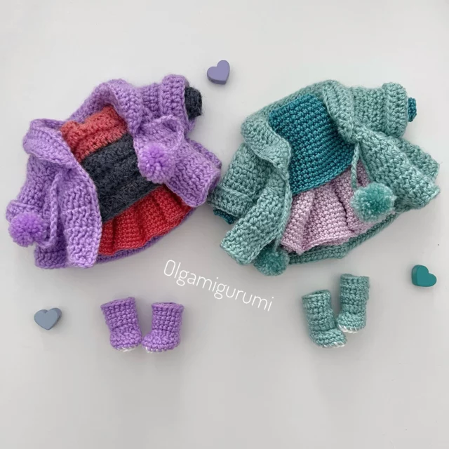 ¿Quién más está listo para abrigarse en estos días fresquitos? 🍁 ¡Miren estos adorables abrigos y botitas de ganchillo! Son el conjunto perfecto para mantener a nuestras pequeñas amigas calentitas. 🧶✨ Me encantó hacer estos conjuntos a juego en lila suave y verde menta, ¡y por supuesto, los pompones le dan un toque extra de ternura! 🎀💫

¿Cuál conjunto te gusta más? 💜💚 ¡Coméntamelo abajo! 👇 Y si ya has hecho ropa de ganchillo para tus muñecas esta temporada, no olvides etiquetarme—¡me encantaría ver tus hermosas creaciones! Sigamos compartiendo la alegría del crochet juntas. 💖

¡Sigue a @Olgamigurumi para más ideas de outfits, consejos y patrones de crochet! 🌟

Who else is ready to bundle up for the chilly autumn days? 🍁 Look at these adorable crochet coats and boots – they’re the perfect tiny outfits to keep our little friends warm! 🧶✨ I absolutely loved making these matching sets in soft lilac and minty teal, and of course, the little pom-poms add a dash of cuteness! 🎀💫

Which outfit do you love more? 💜💚 Comment below! 👇 And if you’ve already made some crochet doll outfits this season, don’t forget to tag me—I’d love to see your beautiful creations! Let’s keep spreading crochet joy together. 💖

Follow @Olgamigurumi for more doll outfit ideas, tips, and crochet patterns! 🌟
#crochet
#crochetdolls
#ropadeganchillo
#muñecasdecrochet
#ganchillo
#tejido
#tejerganchillo
#modamunecas
#amigurumi
#amigurumilove
#artesaniacrochet
#hechoamano
#handmadecrochet
#crochetaddict
#dolloutfit
#ootdmuñecas
#fashiondolls
#artesana
#creatividad
#diseñodecrochet
#tejeresmicafe
#yarnlover
#crochetinspiration
#dollclothes
#crochetfashion
#outfitsdemuñecas
#arteconamor
#puntoyganchillo
#hechoamanoesp
#crochetenespaña