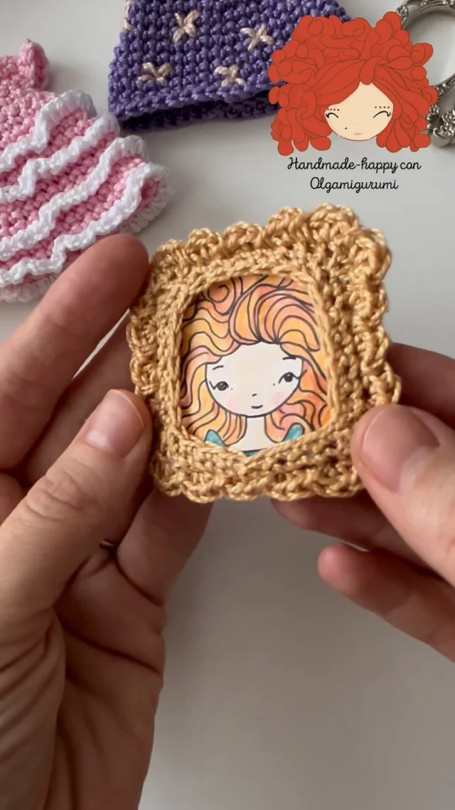 Puedes hacer los retratos de tus muñecas 🤗 y decorarlos tejiendo un marco a ganchillo. El dibujo no tiene que ser perfecto, solo disfruta el proceso 😍 
🧶🧶🧶
You can make portraits of your dolls 🤗 and decorate them by crocheting a frame. The drawing doesn’t have to be perfect, just enjoy the process 😍
#HandmadeHappy #Olgamigurumi #CrochetCreativo