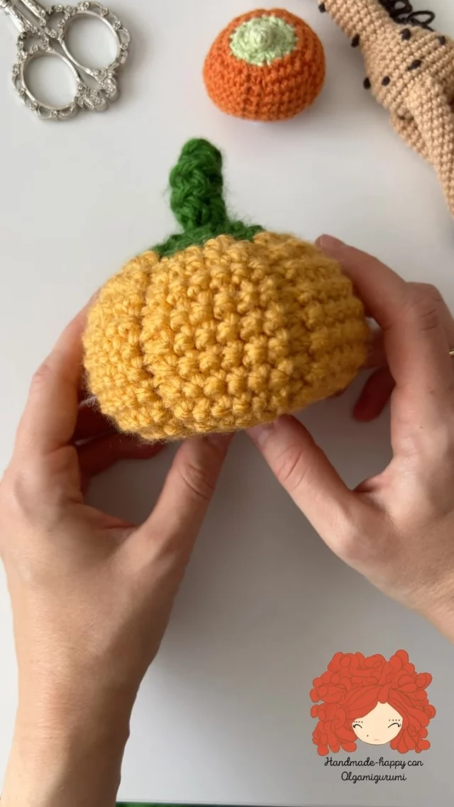 Me encantan estas calabazas y voy a tejer más 😁 se teje muy rápido, no hay que coser nada, solo cerrar la pieza en el final. Tienes el tutorial en mi instagram, te dejo el enlace en mis Stories. #olgamigurumi #crochet #halloweendecor #halloweendiy #amigurumi