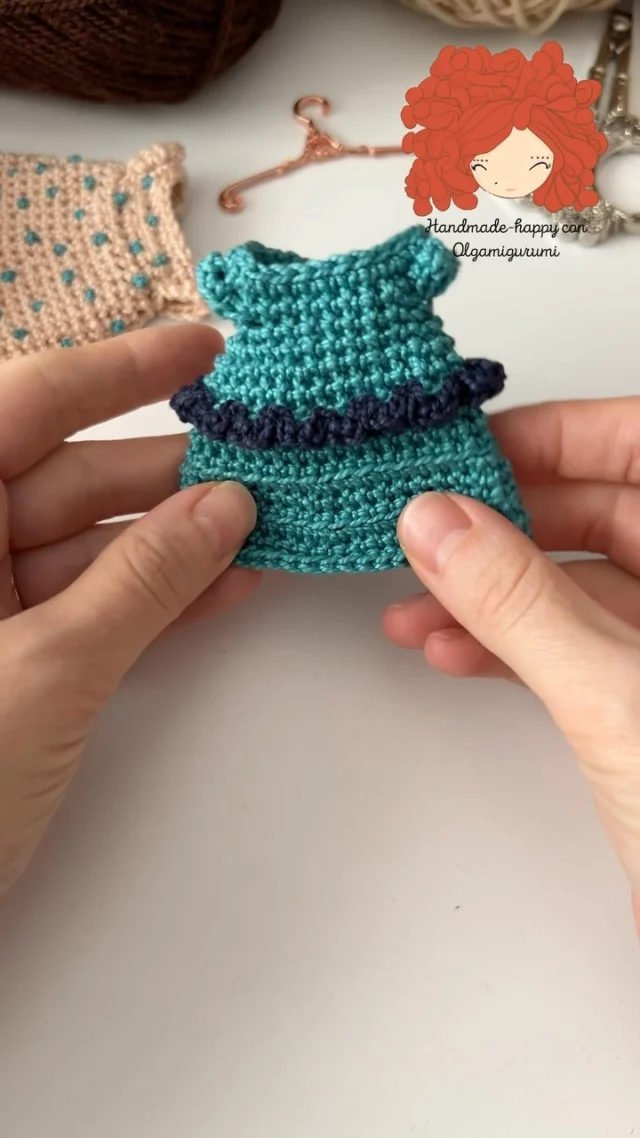 Una de las formas de hacer volantes a ganchillo en un vestido de muñeca.
One of the ways to make crochet ruffles in a doll dress.
#olgamigurumi #crochet #dollclothes #crochetfordolls #crochetruffles