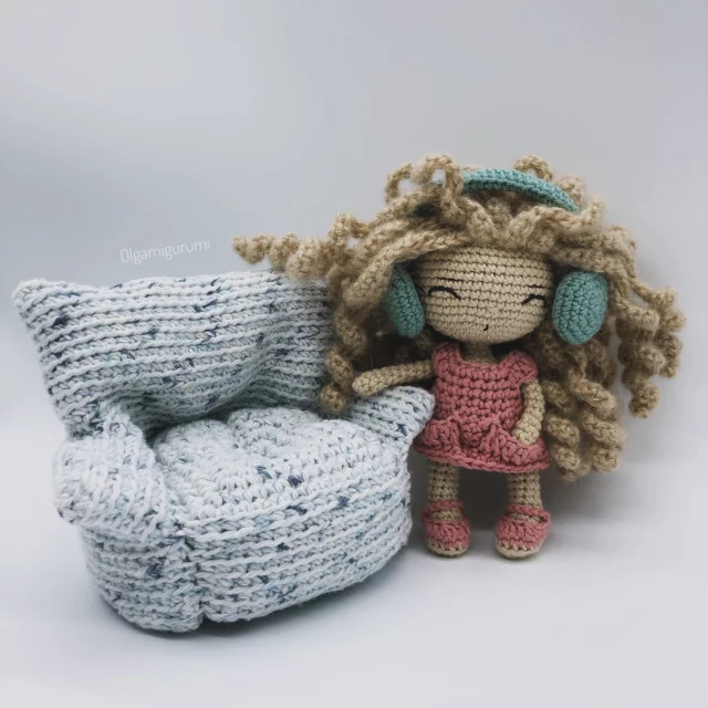 Eva escuchando música 🎶 Es una foto antigua pero me encanta 😍 su pelo, su vestido. Puedes tejer este vestidito y los auriculares conmigo en mi canal de YouTube ❤️ #olgamigurumi #crocheted #crochetdoll #amigurumidoll #dollsress #crochetarmchair #crochetheadphones