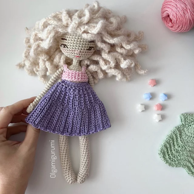 Estoy buscando los colores ideales para tejer su ropa, ¡así que por el momento están prestando algunas prendas de sus hermanas! ☺️ ¿Adivinas cuál es mi favorita? 🤩 #olgamigurumi #crochetdoll #amigurumidoll #dollfashion #crochetdollfashion